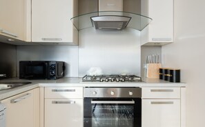 Apartment, 2 Schlafzimmer | Eigene Küche | Kühlschrank, Mikrowelle, Ofen, Herdplatte