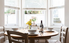 Apartment, 2 Schlafzimmer | Essbereich im Zimmer