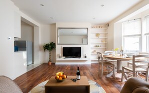 Appartement, 2 slaapkamers | Woonruimte | Een flatscreentelevisie