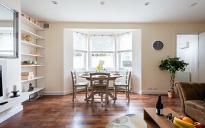 Appartement, 2 slaapkamers | Dineren in de kamer