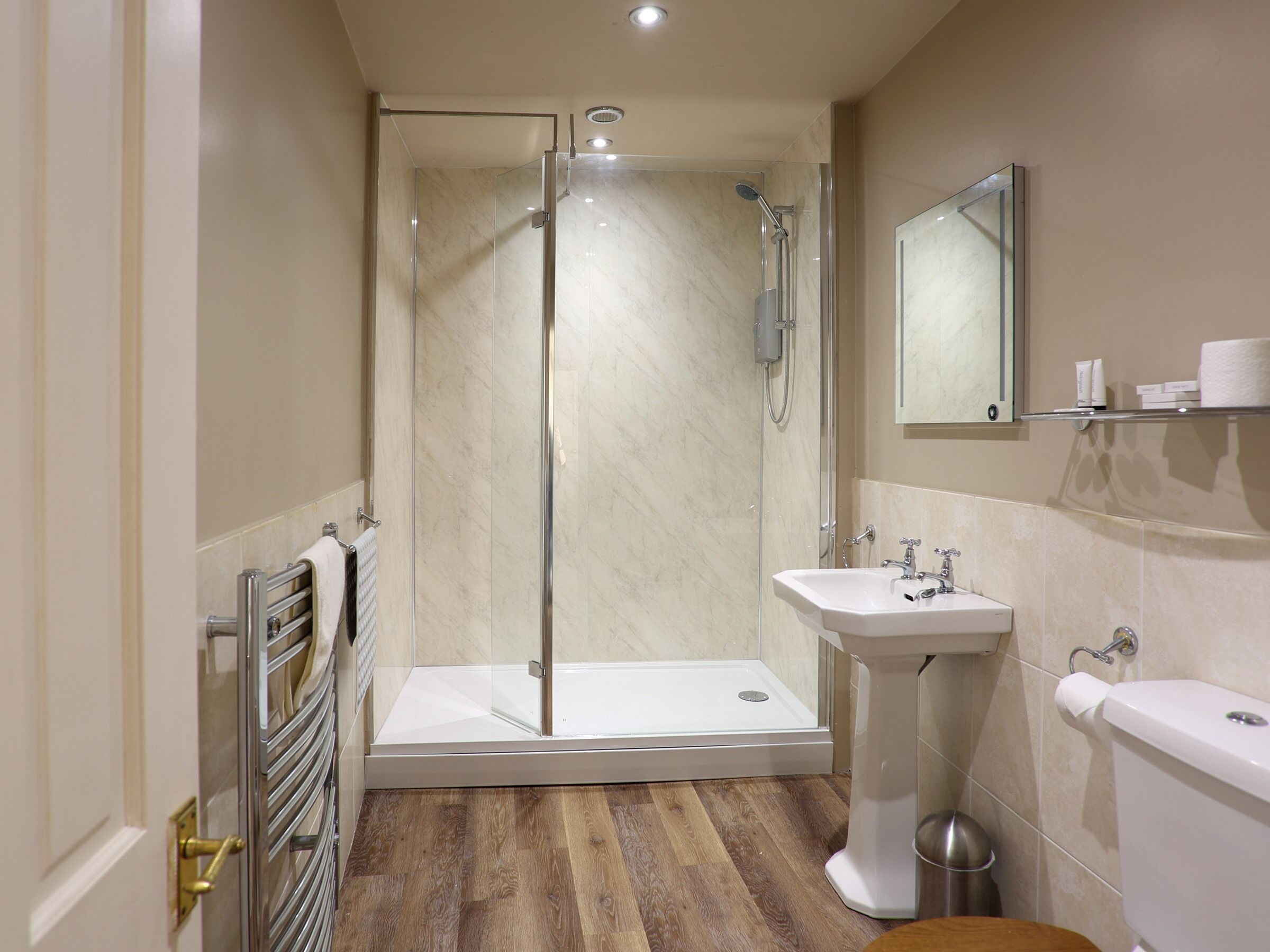 family suite, ensuite | bathroom