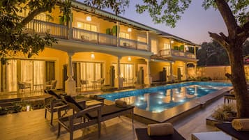 Outdoor pool, open 8:00 AM to 7:00 PM, sun loungers