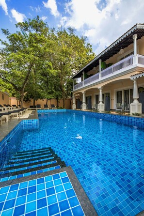 Hồ bơi ngoài trời, mở cửa từ 8:00 đến 19:00, ghế dài tắm nắng