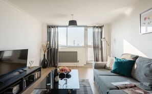 Departamento, 1 habitación | Área de sala de estar | Televisión de pantalla plana 