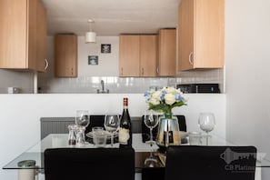 Apartment, 1 Bedroom | In-room dining