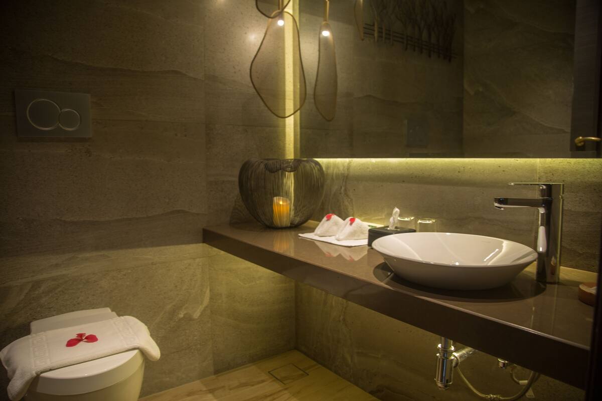 lake view suite | 1 bedroom, premium bedding, memory-foam beds, in-room safe