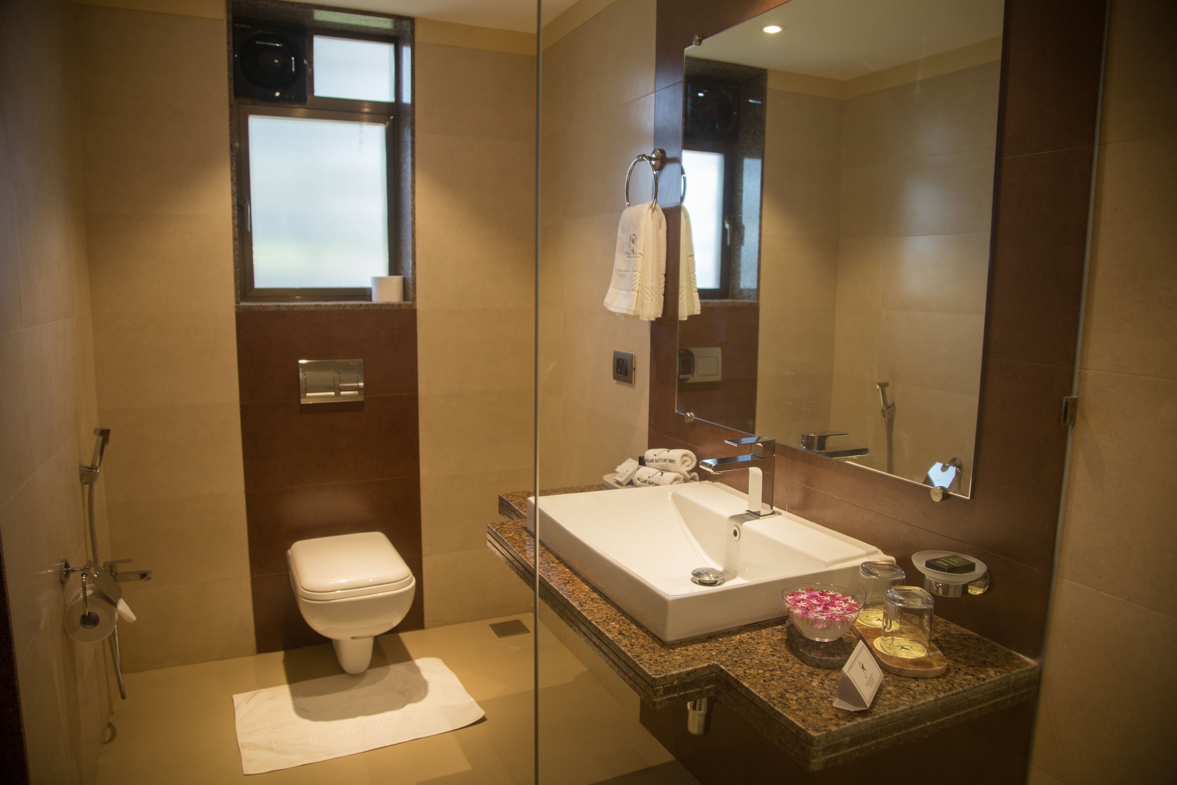 Un baño moderno con inodoro, lavabo y ducha.