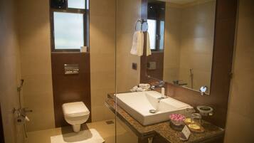 Un baño moderno con inodoro, lavabo y ducha.