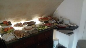 Free daily buffet breakfast