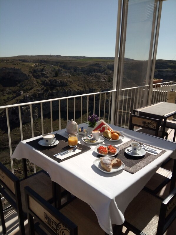 包含每日自助早餐