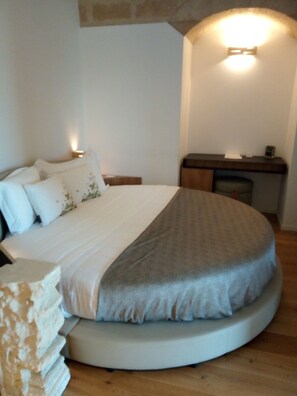 Minibar, desk, blackout curtains, soundproofing - Casa Festa Rooms (Matera)