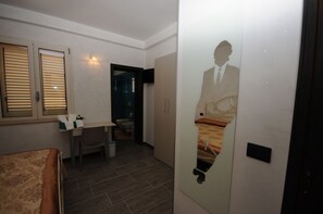 Chambre Triple Panoramique, vue mer | Literie de qualité supérieure, minibar, coffres-forts dans les chambres