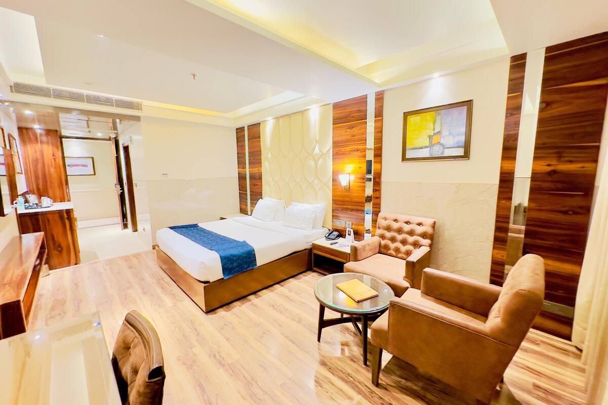 Premium Room, 1 King Bed | 1 bedroom, in-room safe, individually decorated, individually furnished