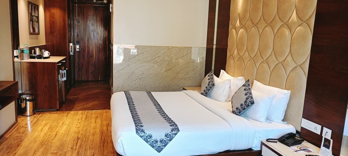 Premium Room, 1 King Bed | Individually decorated, individually furnished, desk, laptop workspace