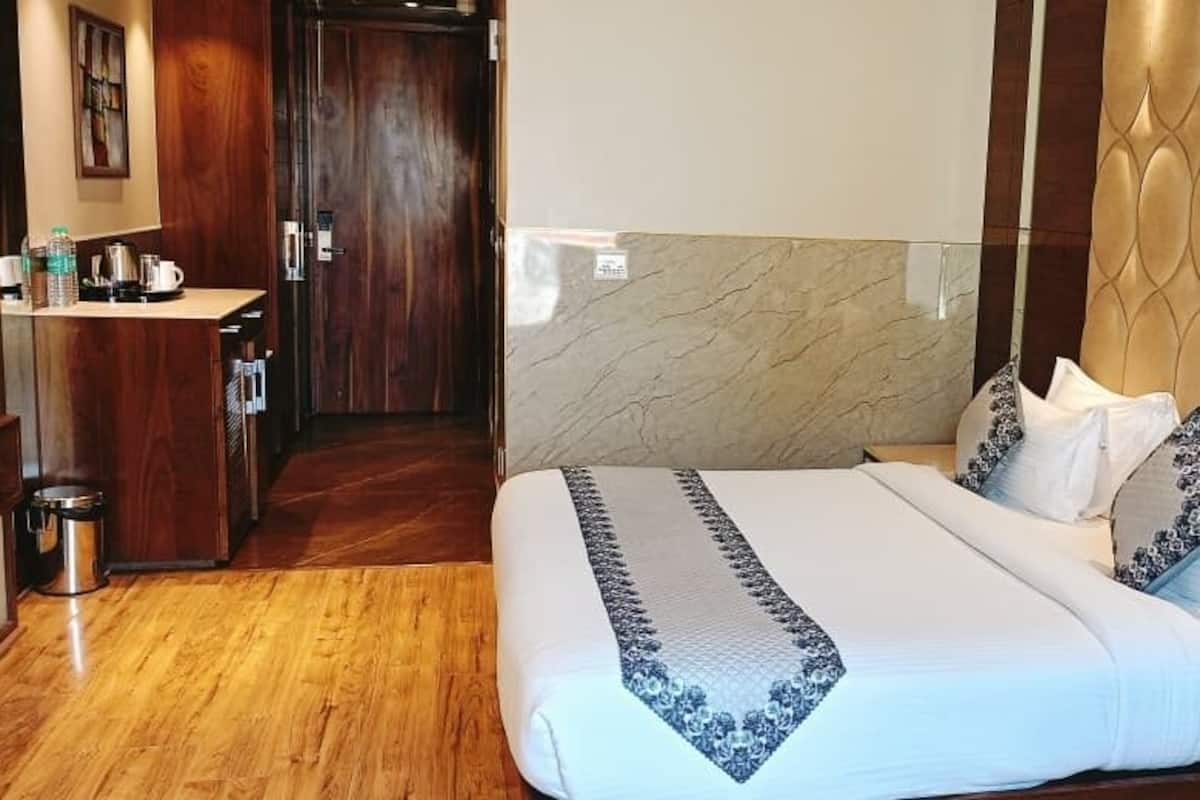 Premium Room, 1 King Bed | Individually decorated, individually furnished, desk, laptop workspace