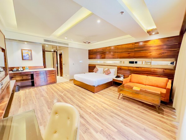 Club Room, 1 King Bed, Corner | Individually decorated, individually furnished, desk, laptop workspace - Hotel Vintage (Dera Bassi)