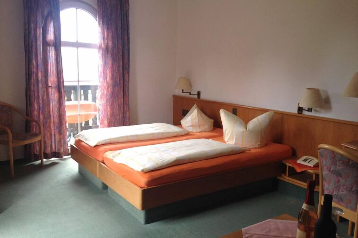 Double Room | Desk, cribs/infant beds, rollaway beds, free WiFi