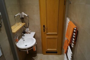 Shower, hair dryer, towels, soap - Hotel Falkenhof (Wethau)