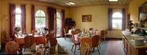 Free daily buffet breakfast - Hotel Falkenhof (Wethau)