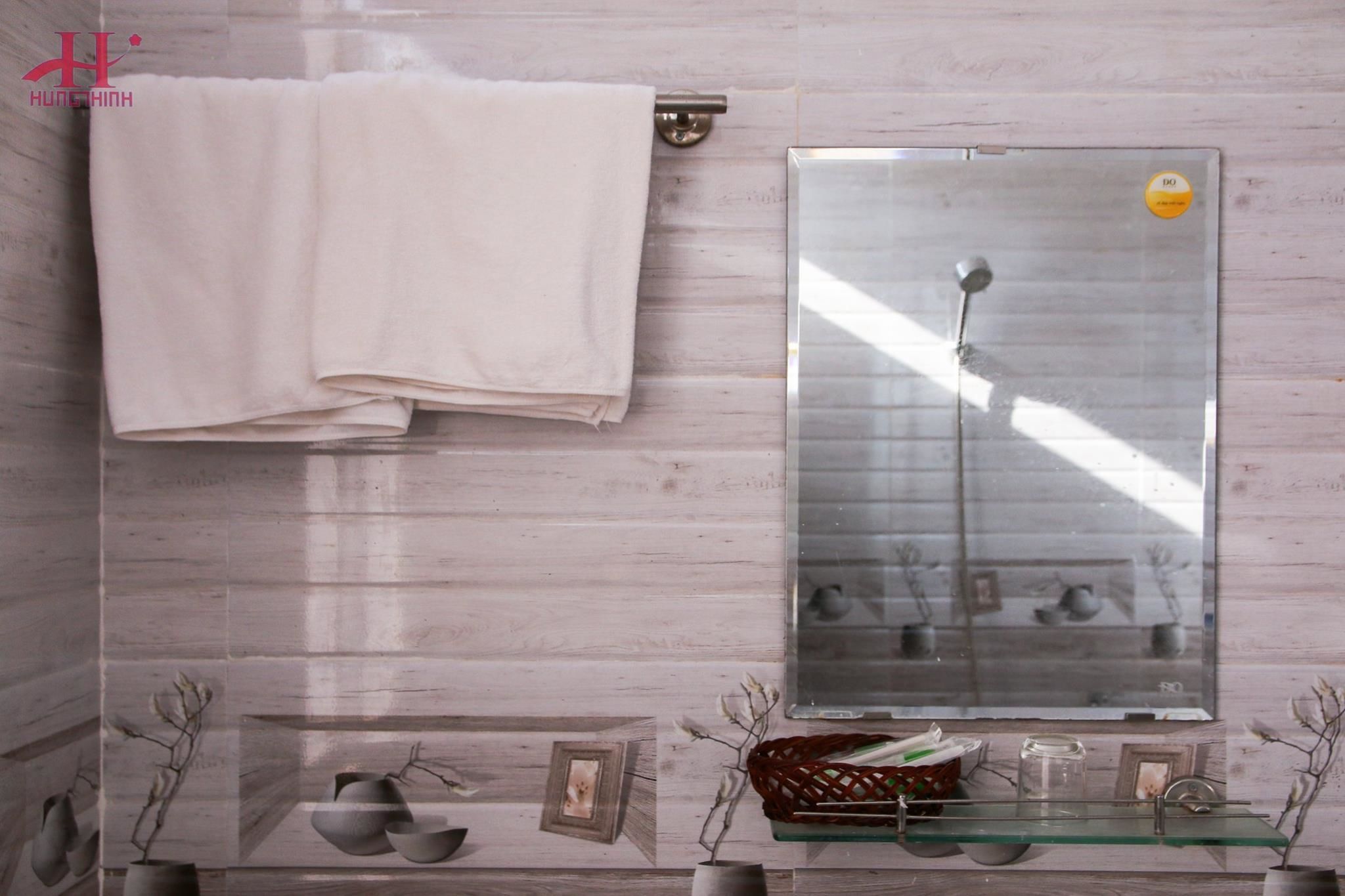Douche, articles de toilette gratuits, sèche-cheveux, chaussons
