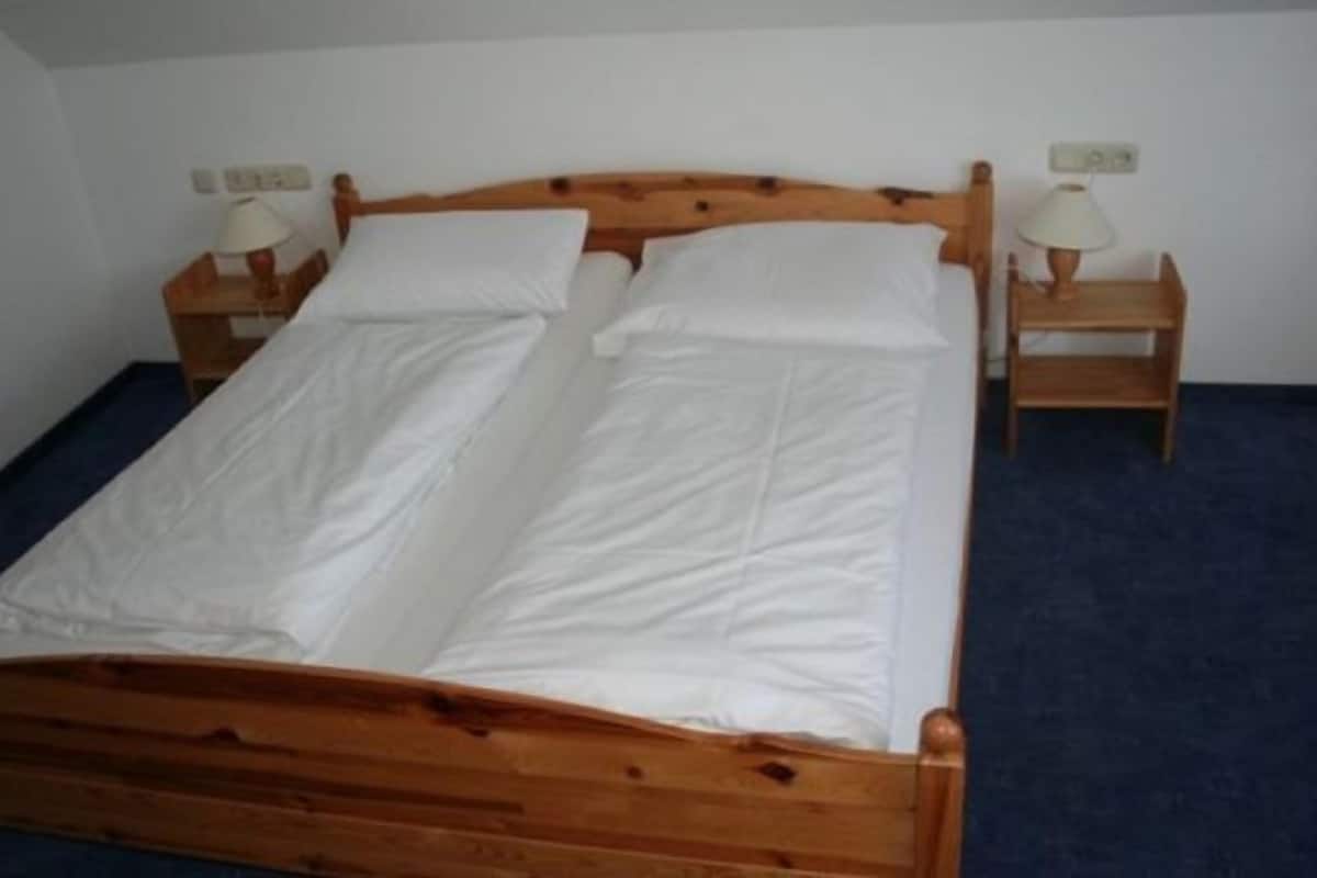 Escritorio, wifi gratis y ropa de cama
