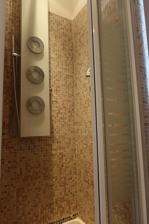 Deluxe Double Room | Bathroom