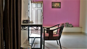 Zimmer, 1 Doppelbett | Zustellbetten, kostenloses WLAN, Bettwäsche