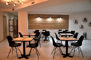 Continental breakfast for a fee on weekends - Hotel Onyarbi (Hondarribia)