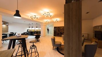 Televisor de pantalla plana de 43 polzades amb canals digitals