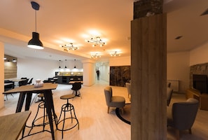 Télévision à écran plat de 43 pouces avec chaînes numériques, télévision