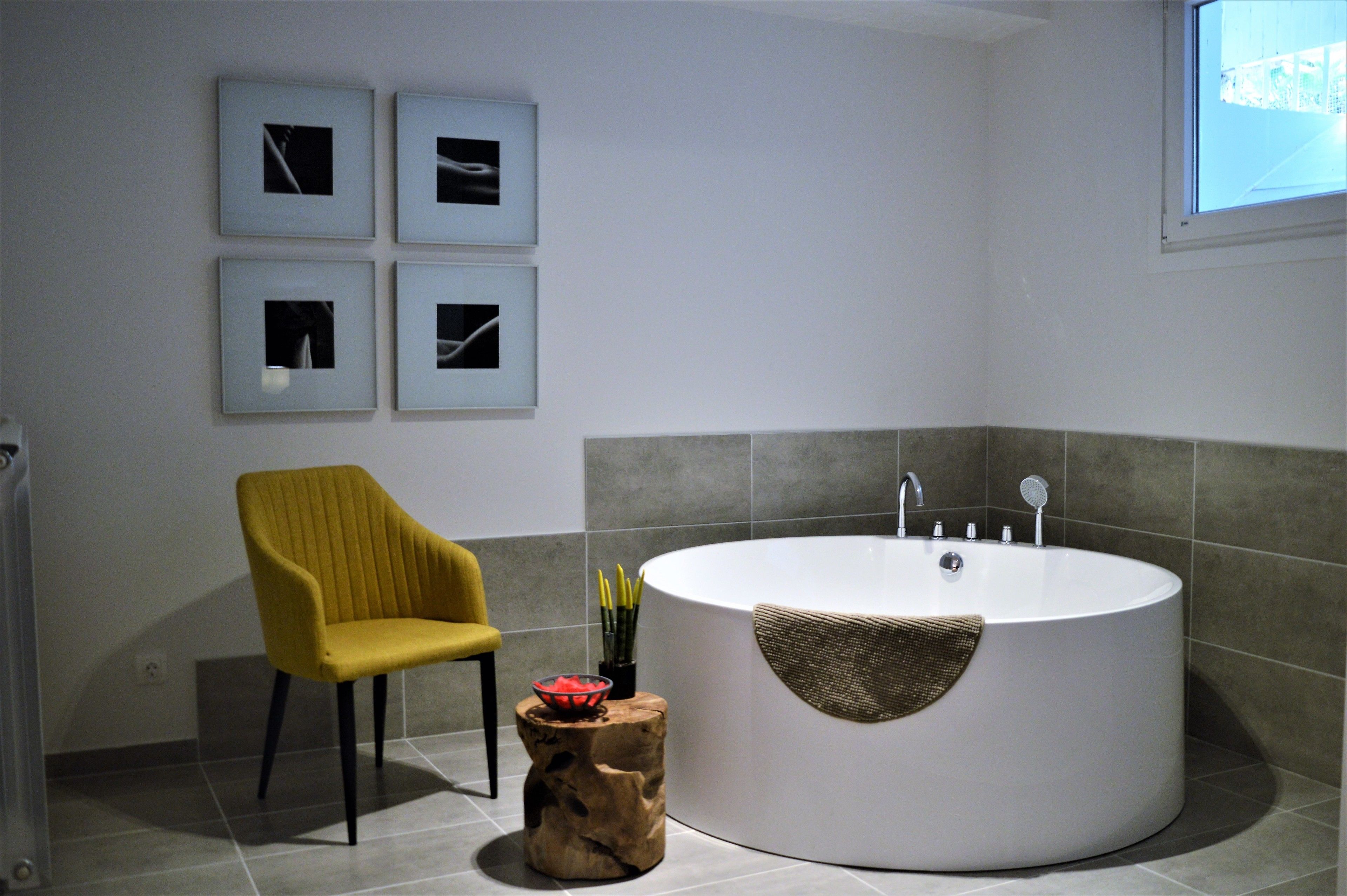 deluxe double room, bathtub, ground floor | bathroom | free toiletries, hair dryer, towels, soap