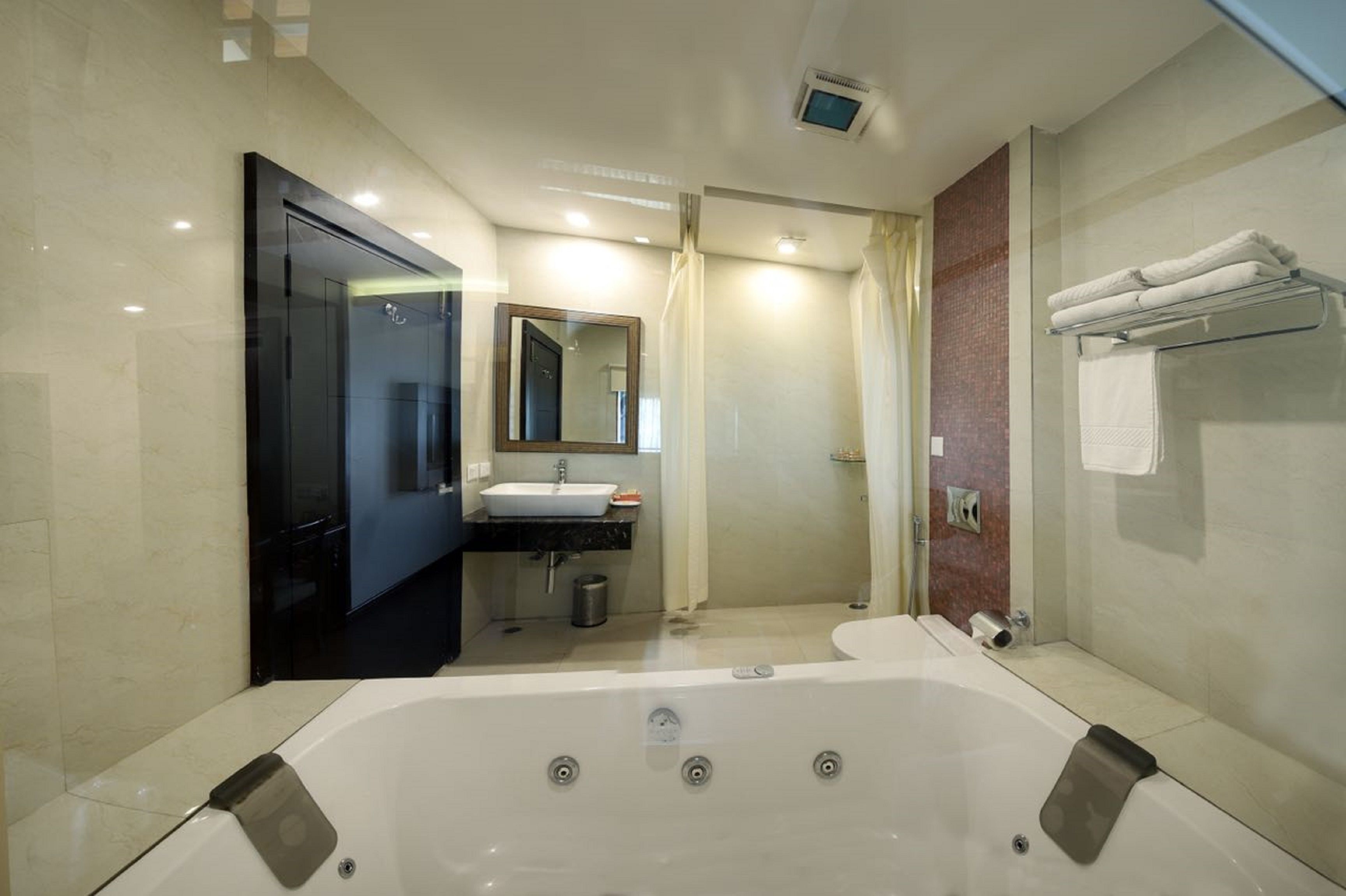 Garden View Premier Room with Balcony | Baño | Artículos de higiene personal de diseño y toallas