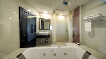 Garden View Premier Room with Balcony | Baño | Artículos de higiene personal de diseño y toallas