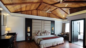 Valley View Premier Room with Balcony | Brankas, tirai kedap cahaya, setrika/meja setrika, dan Wi-Fi