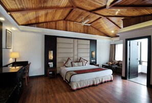 Valley View Premier Room with Balcony | Caja fuerte, cortinas opacas, tabla de planchar con plancha y wifi