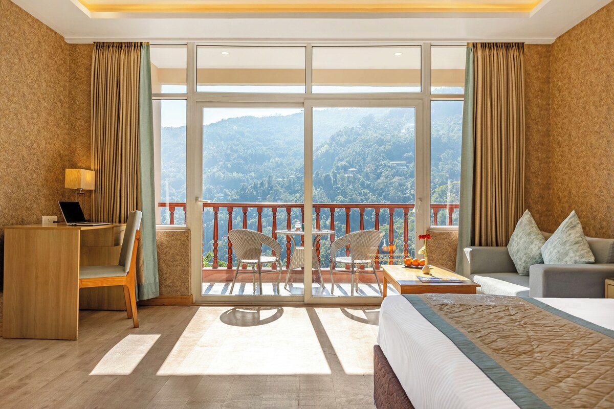 Junior Suite with balcony and valley view | Caja de seguridad en la habitación y cortinas blackout 