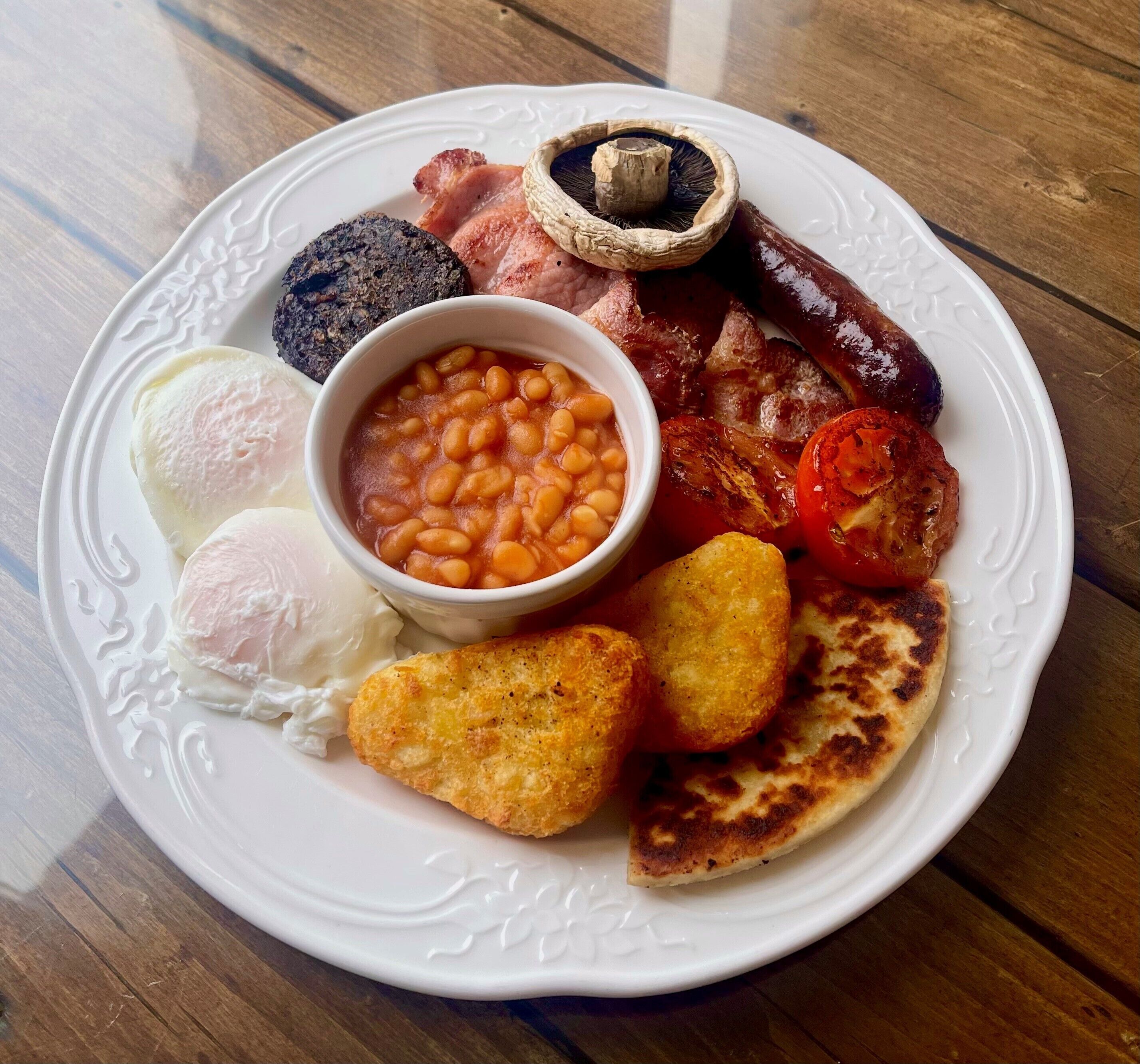 daily cooked-to-order breakfast (gbp 10 per person)