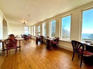 Frukost enligt egen beställning varje dag (GBP 10 per person)