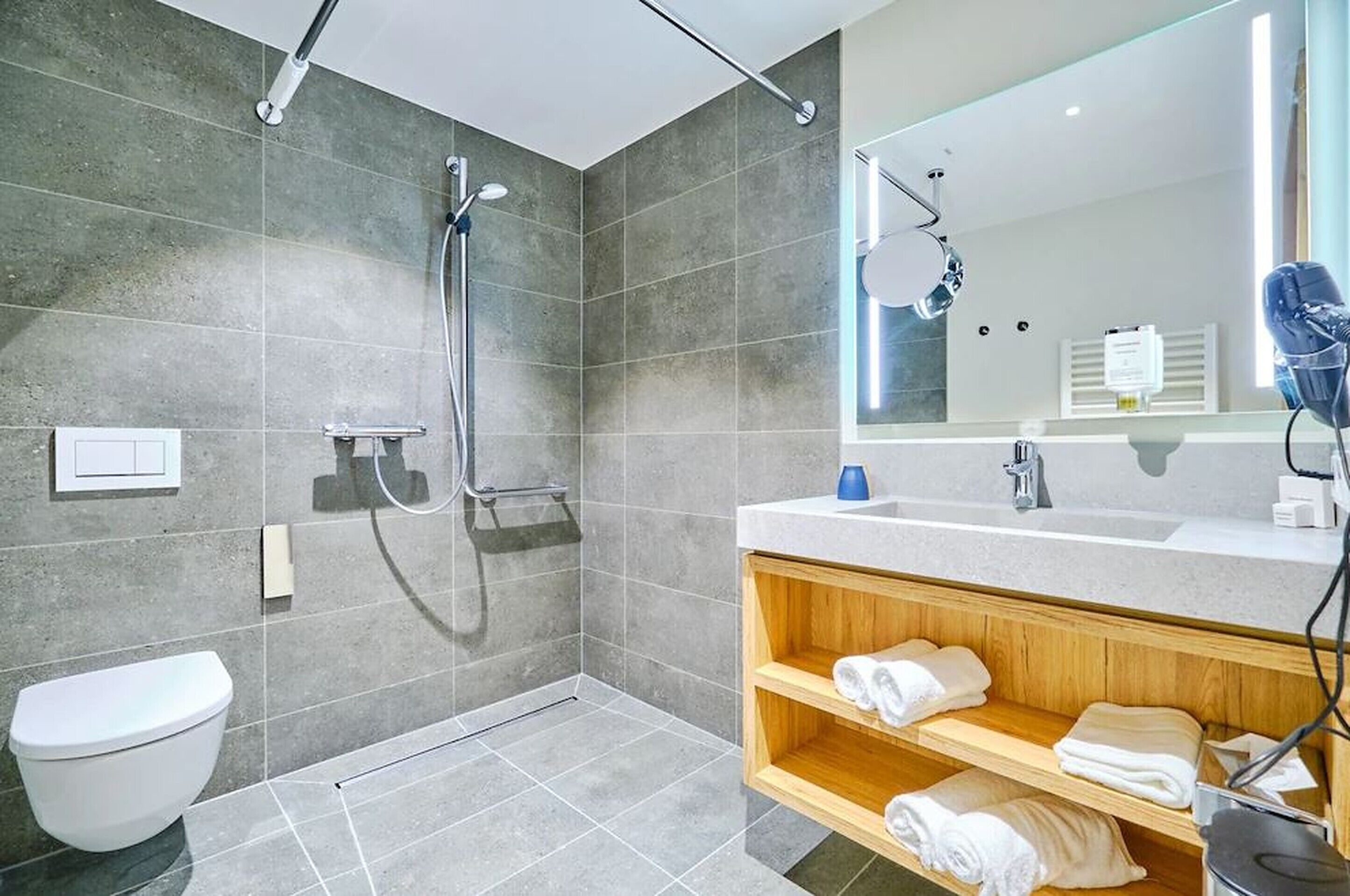 standard double room, balcony | bathroom | shower, free toiletries, hair dryer, bathrobes