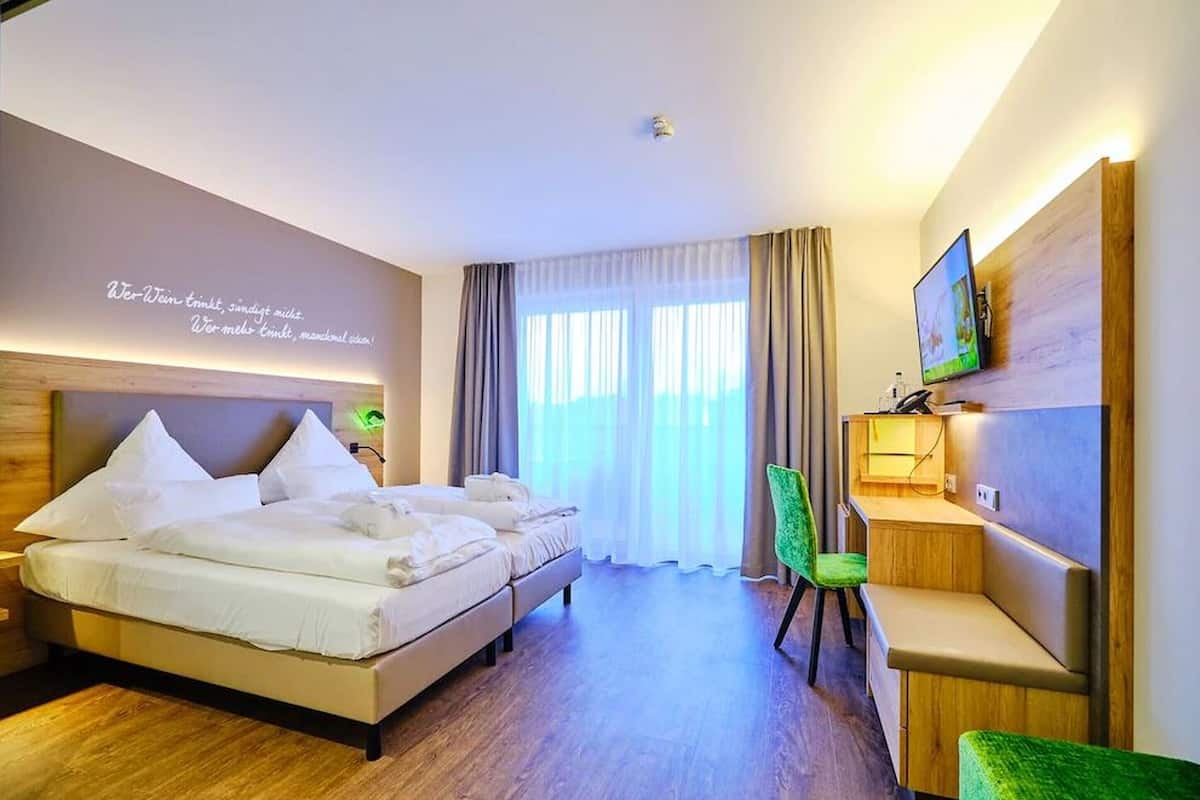 1 camera, minibar, una scrivania, insonorizzazione