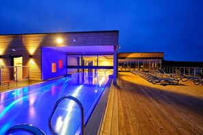 من حمّامات السباحة المغطاة، حمّام سباحة خارجي، مظلات على حمّام السباحة