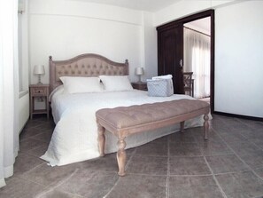 Tabla de planchar con plancha, wifi gratis y ropa de cama 