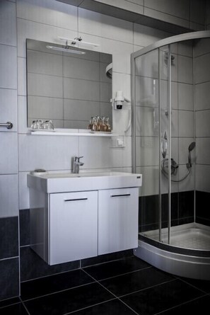 Dusche, Regendusche, kostenlose Toilettenartikel, Haartrockner