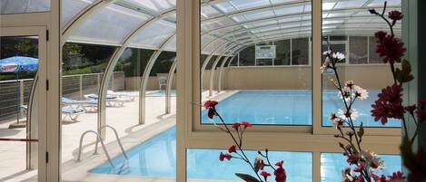 季节性开放的室外游泳池,池畔遮阳伞,日光浴躺椅