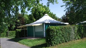 A small, green gazebo with a white roof, surrounded by hedges and trees. - Camping Parc de Charouzech (Salles-Curan)