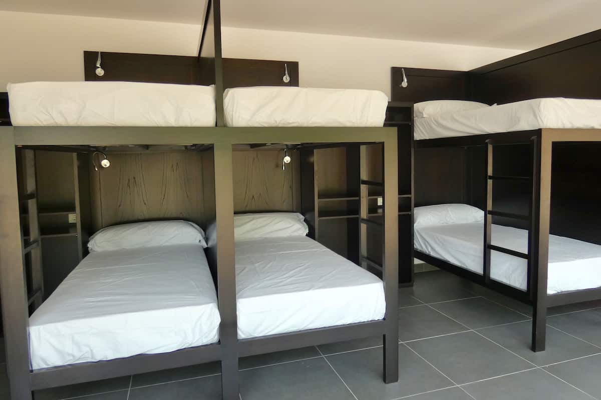 Cubrecamas y caja de seguridad en la habitación
