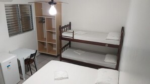 Minibar, bureau, rideaux occultants, fer et planche à repasser