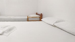 Minibar, bureau, rideaux occultants, fer et planche à repasser
