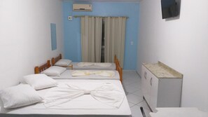 Minibar, desk, blackout curtains, iron/ironing board - Pousada Verdes Mares (Guaratuba)