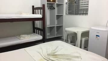 Minibar, escritorio, cortinas blackout y tabla de planchar con plancha